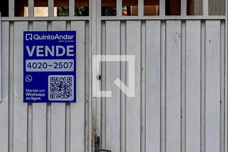 Casa à venda com 250m², 2 quartos e 5 vagas Casa à venda com 250m², 2 quartos e 5 vagasPlaca instalada na Fachada