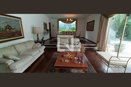 Casa à venda com 950m², 4 quartos e 6 vagasSala