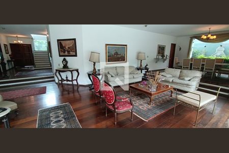 Casa à venda com 950m², 4 quartos e 6 vagasSala