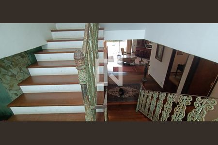 Casa à venda com 950m², 4 quartos e 6 vagasEscada