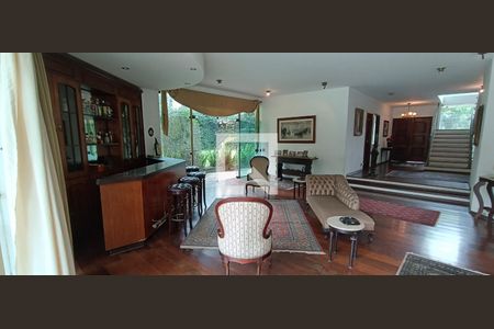 Casa à venda com 950m², 4 quartos e 6 vagasSala