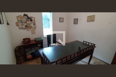 Casa à venda com 950m², 4 quartos e 6 vagasEscritório