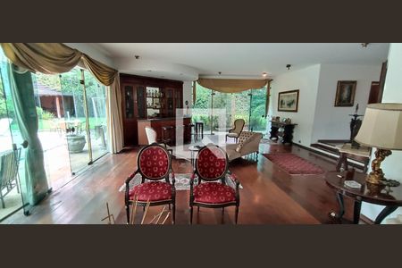 Casa à venda com 950m², 4 quartos e 6 vagasSala