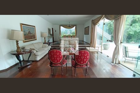 Casa à venda com 950m², 4 quartos e 6 vagasSala