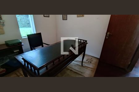 Casa à venda com 950m², 4 quartos e 6 vagasEscritório