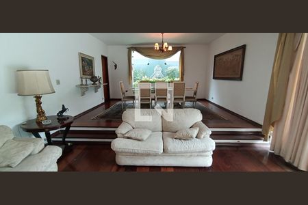 Casa à venda com 950m², 4 quartos e 6 vagasSala