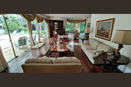 Casa à venda com 950m², 4 quartos e 6 vagasSala