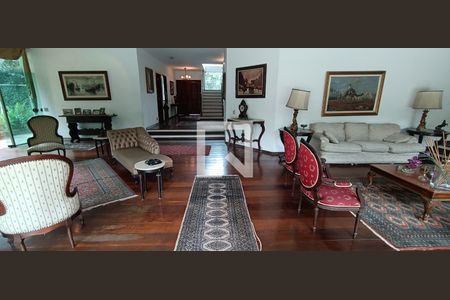 Casa à venda com 950m², 4 quartos e 6 vagasSala