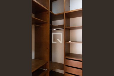 Casa de condomínio à venda com 394m², 4 quartos e 5 vagas Casa de condomínio à venda com 394m², 4 quartos e 5 vagasCLOSET SUITE 2