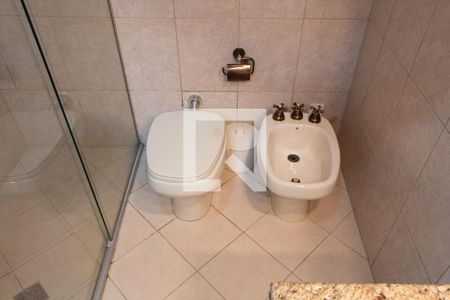 Casa de condomínio à venda com 394m², 4 quartos e 5 vagas Casa de condomínio à venda com 394m², 4 quartos e 5 vagasBANHEIRO DA SUITE TÉRREO