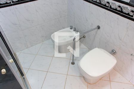 Casa de condomínio à venda com 394m², 4 quartos e 5 vagas Casa de condomínio à venda com 394m², 4 quartos e 5 vagasBANHEIRO DA SUITE 3