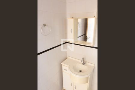 Casa de condomínio à venda com 394m², 4 quartos e 5 vagas Casa de condomínio à venda com 394m², 4 quartos e 5 vagasBANHEIRO DA ÁREA DE SERVIÇO