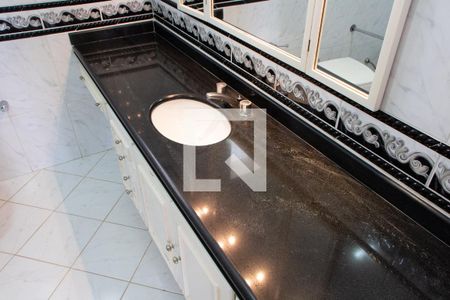 Casa de condomínio à venda com 394m², 4 quartos e 5 vagas Casa de condomínio à venda com 394m², 4 quartos e 5 vagasBANHEIRO DA SUITE 3