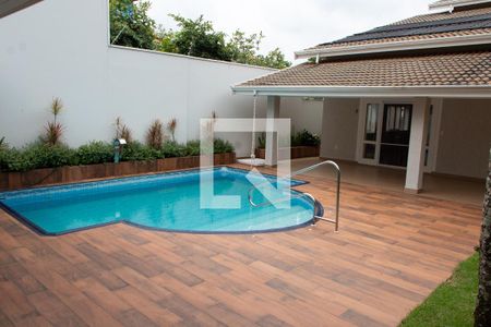 Casa de condomínio à venda com 394m², 4 quartos e 5 vagas Casa de condomínio à venda com 394m², 4 quartos e 5 vagasÁREA EXTERNA FUNDOS