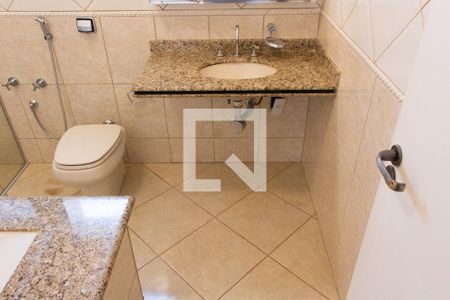 Casa de condomínio à venda com 394m², 4 quartos e 5 vagas Casa de condomínio à venda com 394m², 4 quartos e 5 vagasBANHEIRO SUITE 2