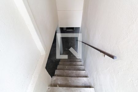 Casa à venda com 182m², 2 quartos e 2 vagasEscada