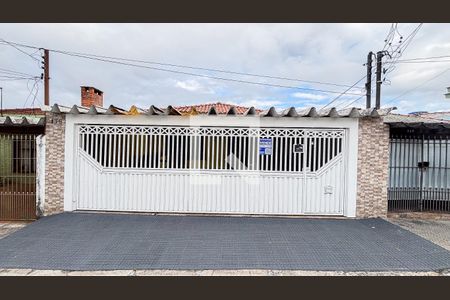 Casa à venda com 127m², 3 quartos e 3 vagas Casa à venda com 127m², 3 quartos e 3 vagasFachada