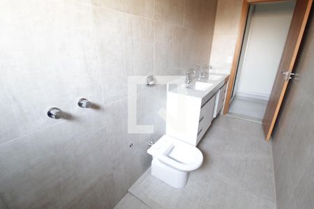 Casa de condomínio para alugar com 232m², 4 quartos e 2 vagasBanheiro do Quarto 4