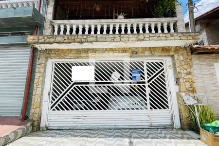 Casa à venda com 200m², 3 quartos e 2 vagas Casa à venda com 200m², 3 quartos e 2 vagasFachada