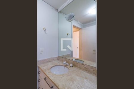 Apartamento à venda com 221m², 4 quartos e 3 vagasBanheiro do Quarto 4