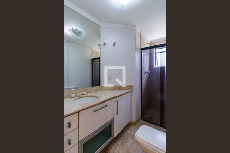 Apartamento à venda com 221m², 4 quartos e 3 vagasBanheiro do Quarto 4