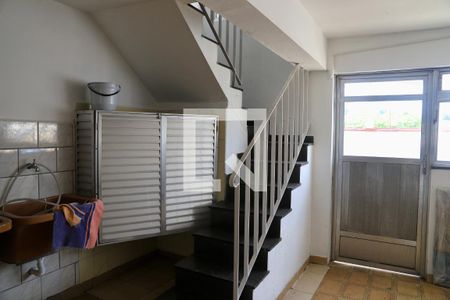 Casa à venda com 180m², 3 quartos e 3 vagas Casa à venda com 180m², 3 quartos e 3 vagasEscada garagem