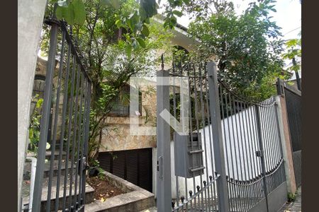 Casa à venda com 180m², 3 quartos e 3 vagas Casa à venda com 180m², 3 quartos e 3 vagasFachada