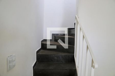 Casa à venda com 180m², 3 quartos e 3 vagas Casa à venda com 180m², 3 quartos e 3 vagasEscada