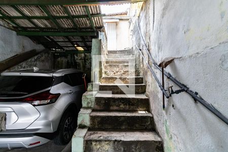 Casa à venda com 330m², 2 quartos e 3 vagas Casa à venda com 330m², 2 quartos e 3 vagasEscada