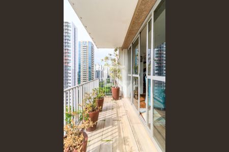 Apartamento à venda com 340m², 4 quartos e 3 vagasVaranda