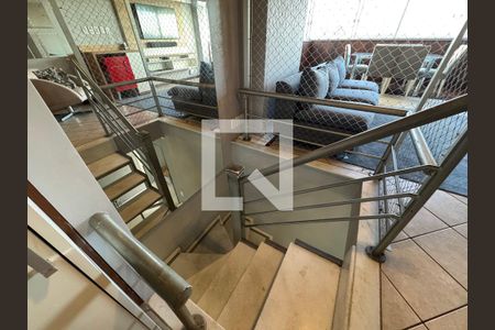 Apartamento à venda com 108m², 2 quartos e 1 vaga Apartamento à venda com 108m², 2 quartos e 1 vagaEscada