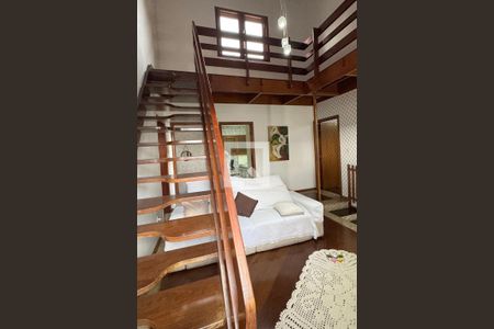 Casa para alugar com 300m², 3 quartos e 2 vagasEscada