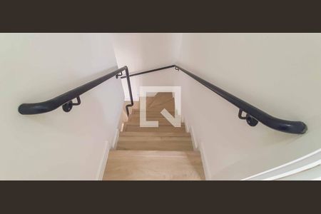 Apartamento para alugar com 64m², 2 quartos e 1 vaga Apartamento para alugar com 64m², 2 quartos e 1 vagaEscada