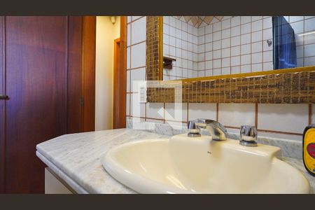 Casa de condomínio para alugar com 380m², 4 quartos e 6 vagasBanheiro Corredor