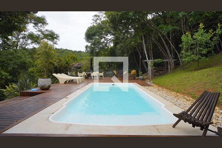 Casa de condomínio para alugar com 380m², 4 quartos e 6 vagasÁrea comum - Piscina