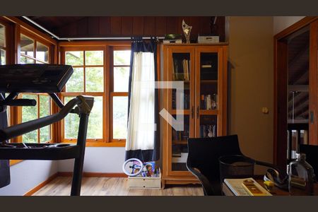 Casa de condomínio para alugar com 380m², 4 quartos e 6 vagasEscritório