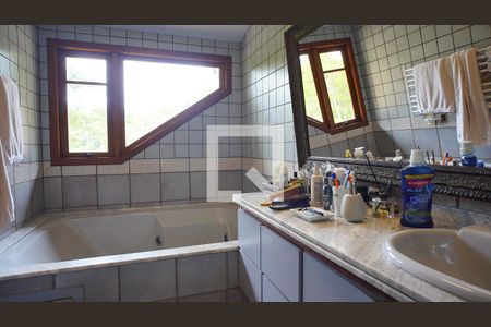 Casa de condomínio para alugar com 380m², 4 quartos e 6 vagasBanheiro da Suíte