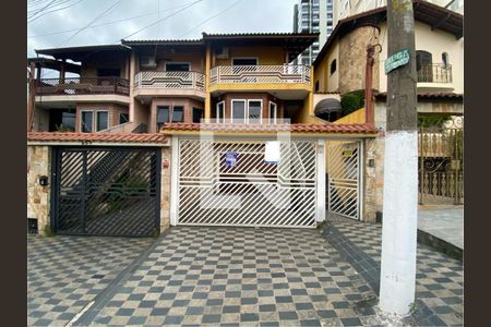 Casa à venda com 210m², 3 quartos e 6 vagas Casa à venda com 210m², 3 quartos e 6 vagasFachada com plaquinha