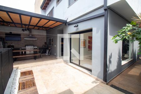 Casa à venda com 240m², 4 quartos e 3 vagas Casa à venda com 240m², 4 quartos e 3 vagasChurrasqueira / Piscina