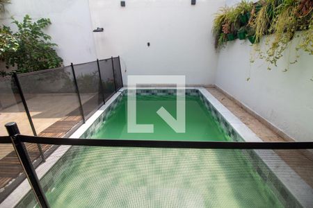 Casa à venda com 240m², 4 quartos e 3 vagas Casa à venda com 240m², 4 quartos e 3 vagasChurrasqueira / Piscina