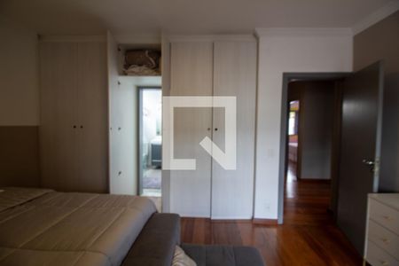 Casa à venda com 240m², 4 quartos e 3 vagas Casa à venda com 240m², 4 quartos e 3 vagasQuarto 4 - Suíte