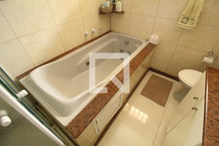 Casa de condomínio à venda com 477m², 5 quartos e 2 vagasBanheiro da suíte 4