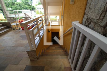 Casa de condomínio à venda com 477m², 5 quartos e 2 vagasLateral da casa - Garagem