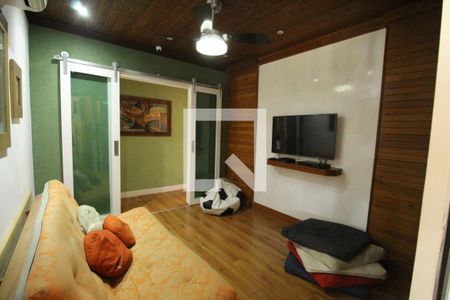 Sala de TV de casa de condomínio à venda com 5 quartos, 477m² em Jacarepaguá, Rio de Janeiro