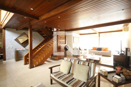 Sala de casa de condomínio à venda com 5 quartos, 477m² em Jacarepaguá, Rio de Janeiro