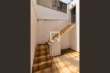 Casa à venda com 138m², 2 quartos e 2 vagasEscada