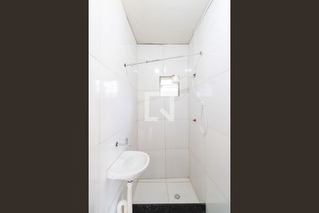 Banheiro de kitnet/studio para alugar com 1 quarto, 10m² em Campo Grande, Rio de Janeiro