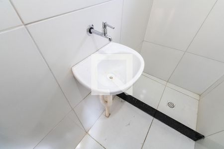 Banheiro de kitnet/studio para alugar com 1 quarto, 10m² em Campo Grande, Rio de Janeiro