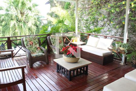 Casa de condomínio para alugar com 1279m², 5 quartos e 4 vagasQuintal