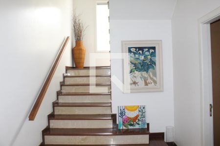 Casa de condomínio para alugar com 1279m², 5 quartos e 4 vagasEscada